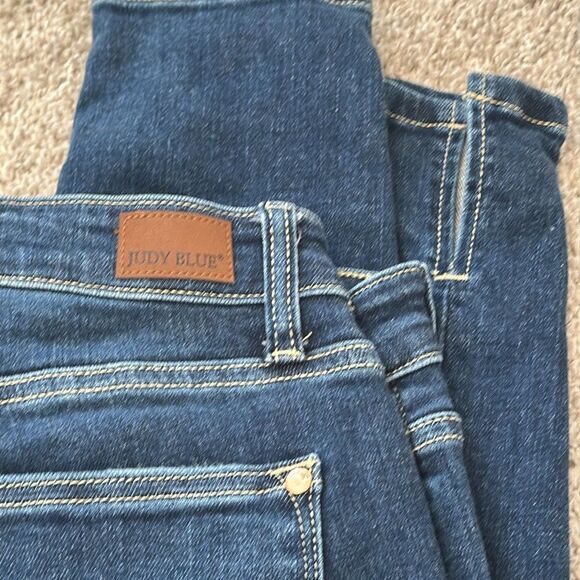 Judy Blue High Waisted Front Seam and Slit Skinny Fit Jeans. Size 3/26 - Picture 6 of 8